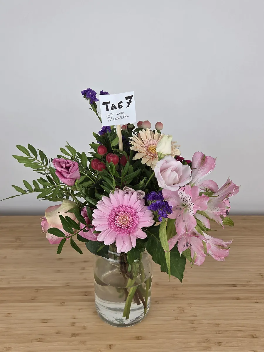 blumenshop.de Ersatzstrauß an Tag 7 in der Vase, rosa Gerbera und Alstromerien frisch, links eine Rose mit hängendem Kopf