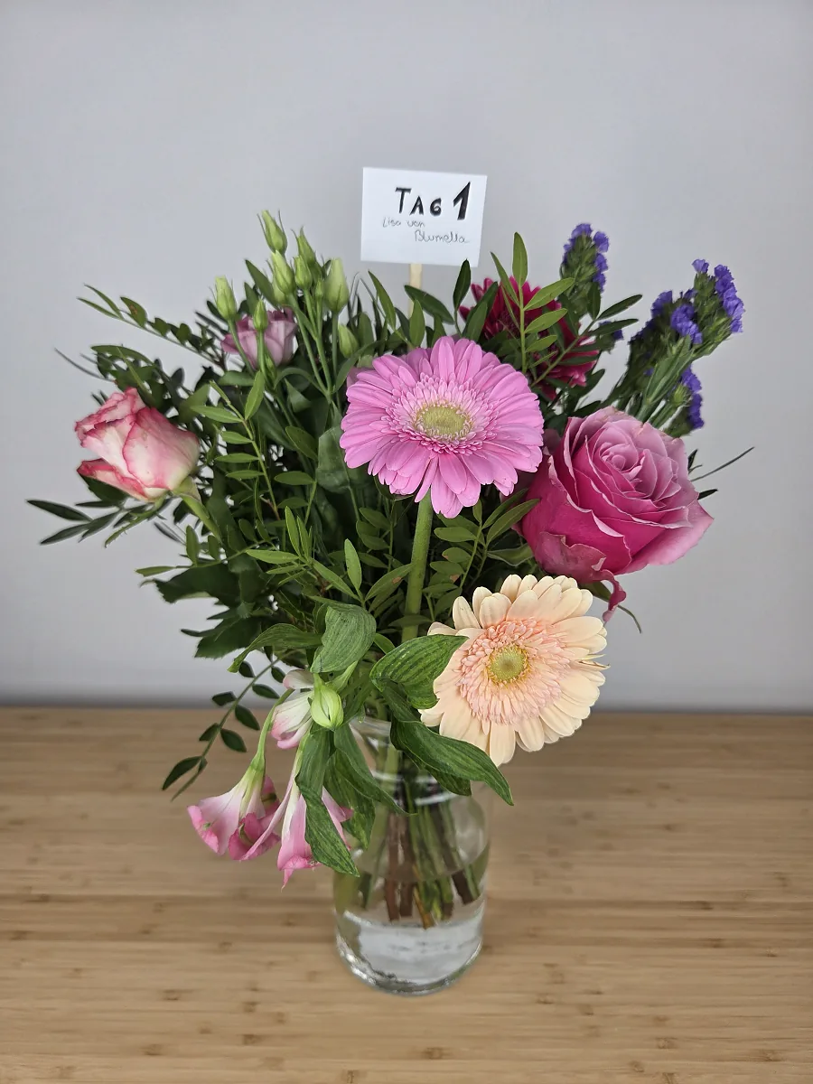 blumenshop.de Strauß Tag 1 bei Anlieferung, rosa und apricotfarbene Gerbera, pinke Rose, viel Grün