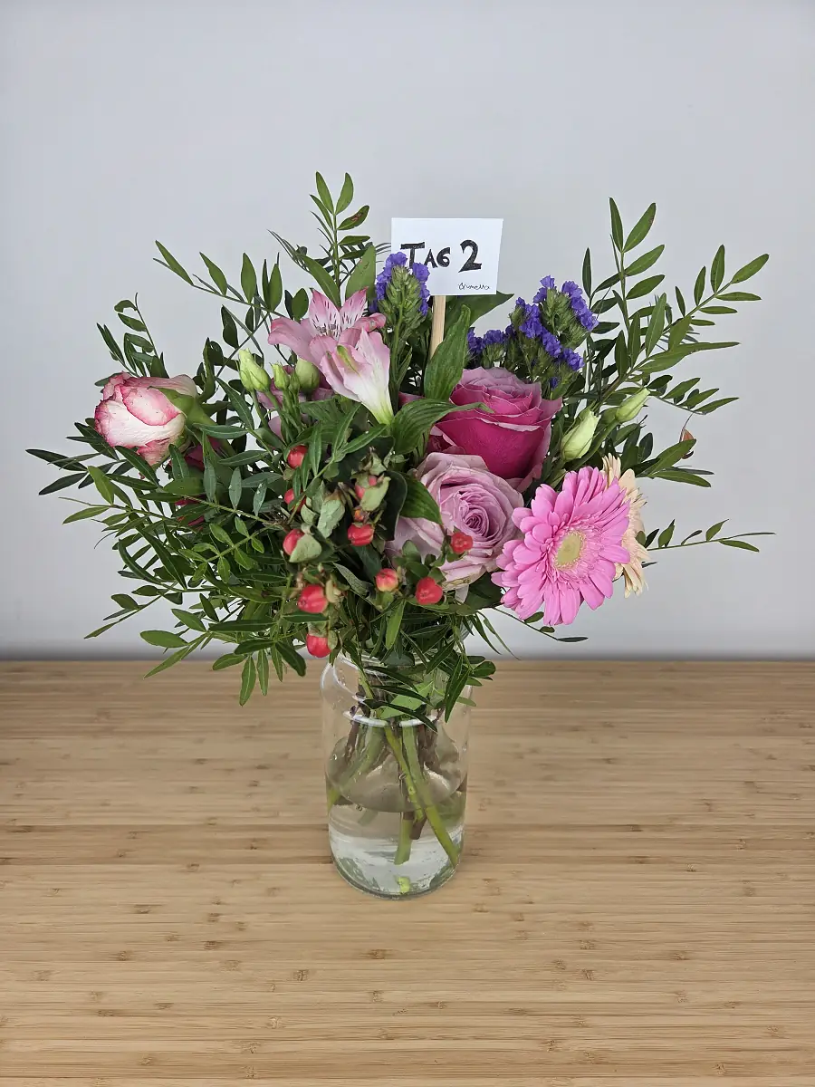 blumenshop.de Strauß Tag 2, von uns neu arrangiert, Johanniskraut und Alstromerien jetzt sichtbar