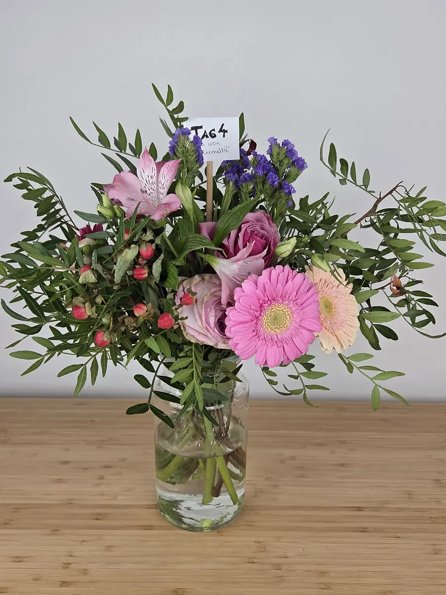 blumenshop.de Strauß Tag 4, Gerbera und Strandflieder frisch, Rosen matt