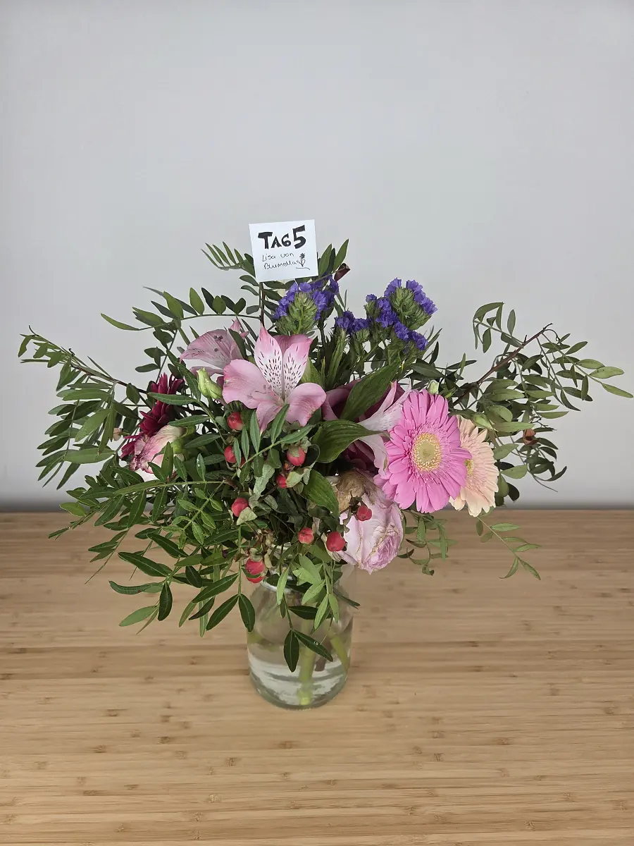 blumenshop.de Strauß Tag 5, erste Rose mit braunen Rändern, Alstromerien voll geöffnet