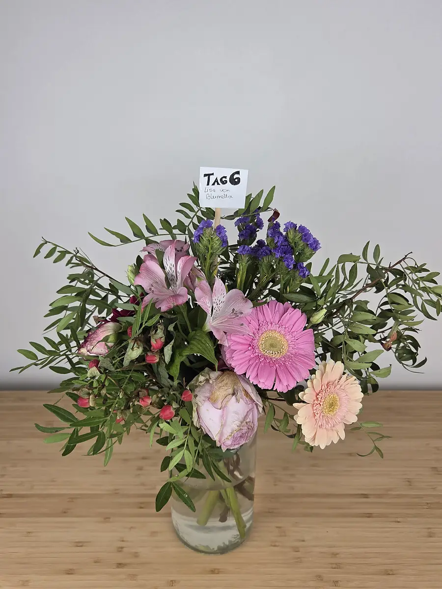 blumenshop.de Strauß Tag 6, Rosen welk, rosa Gerbera und Alstromerien noch frisch