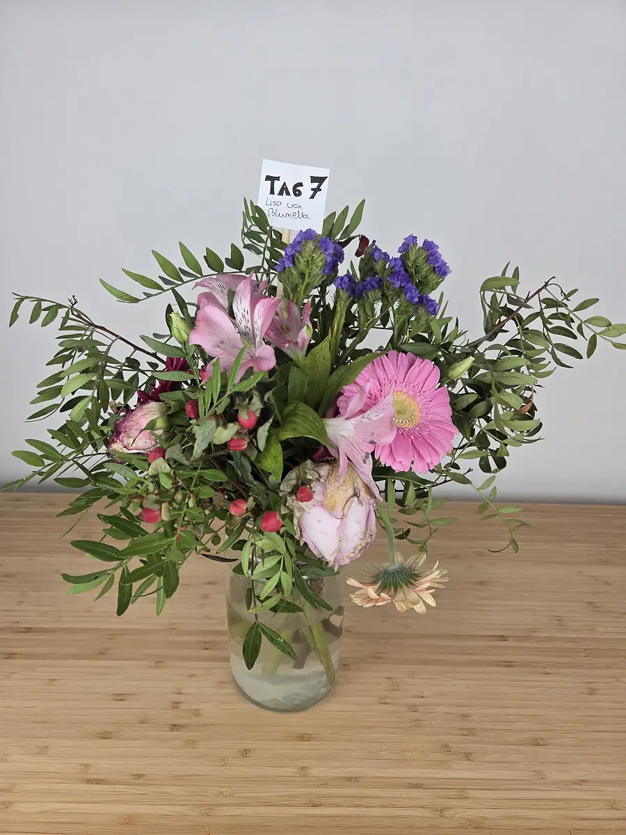 blumenshop.de Strauß Tag 7, Rosen verwelkt, apricotfarbene Gerbera lässt den Kopf hängen