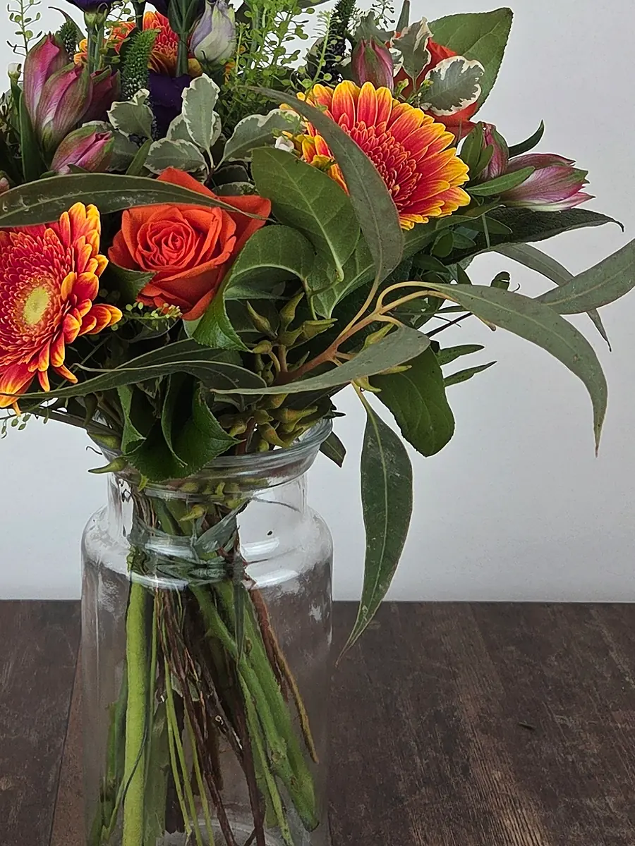 Bluvesa Strauß Detail am Tag 1, Blattmanschette am Griff und sauber gebündelte Stiele in der Vase