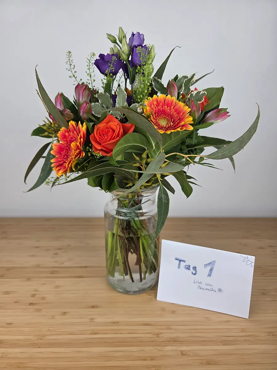 Bluvesa Strauß Happy Birthday am Anliefertag, orange Gerbera und Rosen, lila Lisianthus-Knospen, pinke Alstromerien, viel Grün