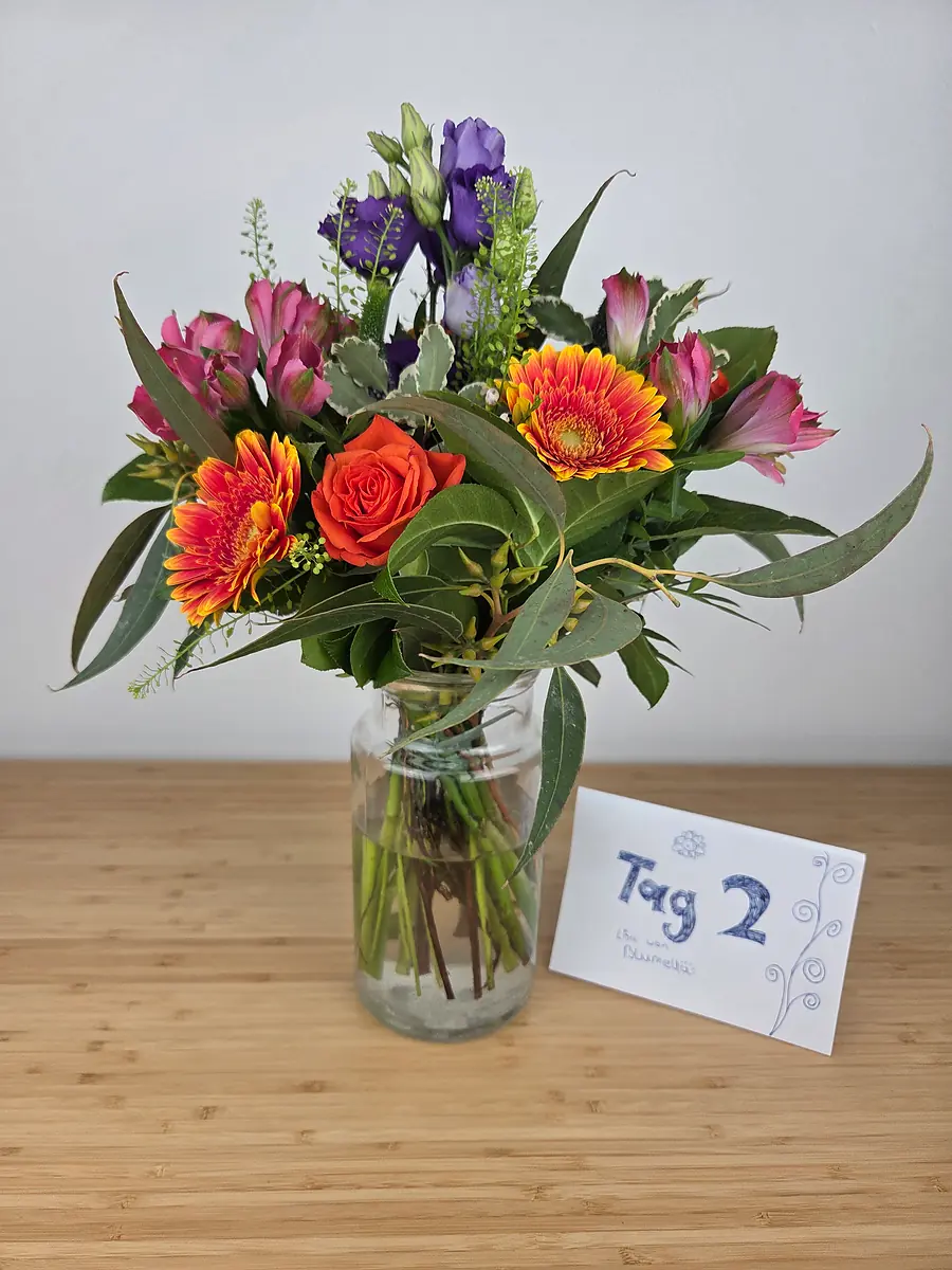 Bluvesa Strauß Tag 2, erste Lisianthus- und Alstromerien-Knospen öffnen sich