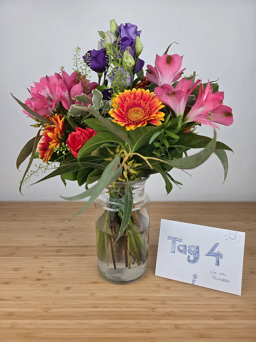 Bluvesa Strauß Tag 4, voll erblüht bis auf vereinzelte Lisianthus-Knospen