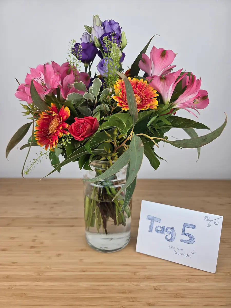 Bluvesa Strauß Tag 5, Rose zeigt erste leichte Schwächezeichen, Rest frisch