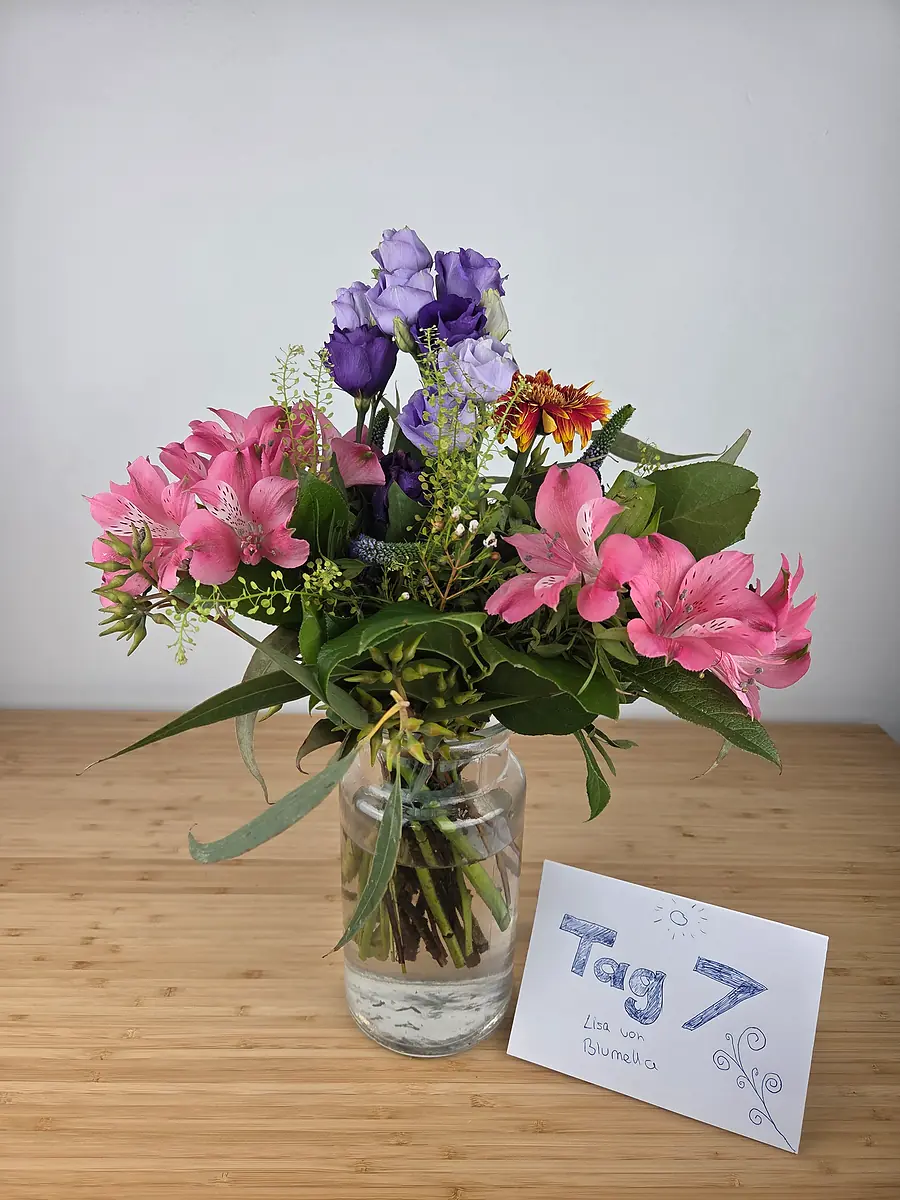 Bluvesa Strauß Tag 7 nach dem Herrichten, Rosen und Gerbera entfernt, Lisianthus und Alstromerien tragen weiter