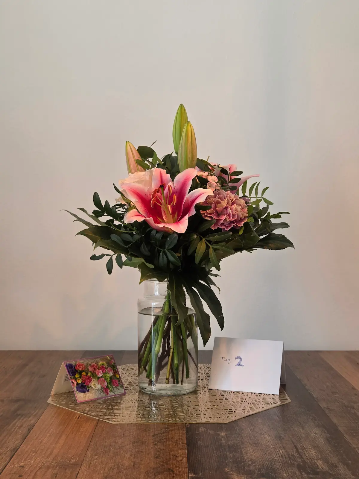 Euroflorist Strauß Tag 2, erste Tigerlilie geöffnet