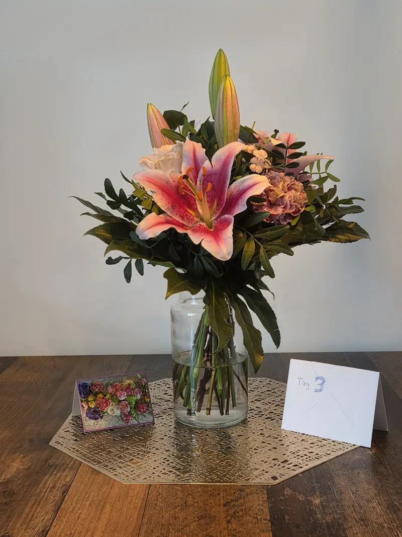 Euroflorist Strauß Tag 3, zweite Lilie offen, Rose halb geöffnet