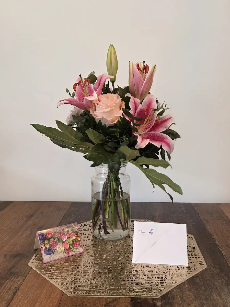 Euroflorist Strauß Tag 4, drei Lilien offen, Wachsblumen und Chrysanthemen sichtbar