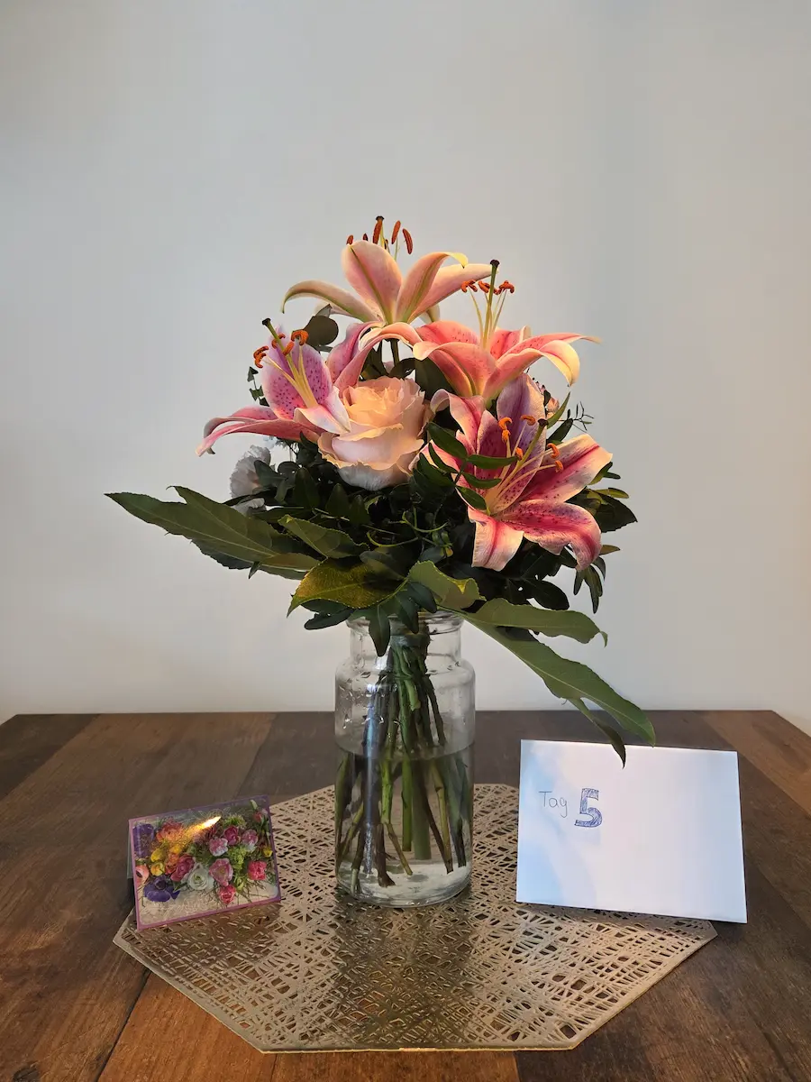 Euroflorist Strauß Tag 5 Peak, alle fünf Lilien geöffnet