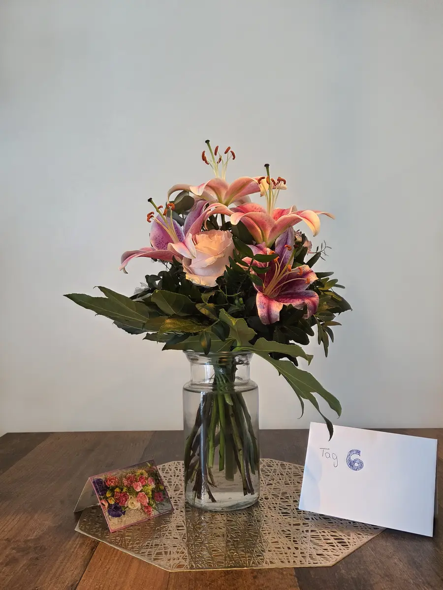 Euroflorist Strauß Tag 6, älteste Lilien welken, erste Anzeichen
