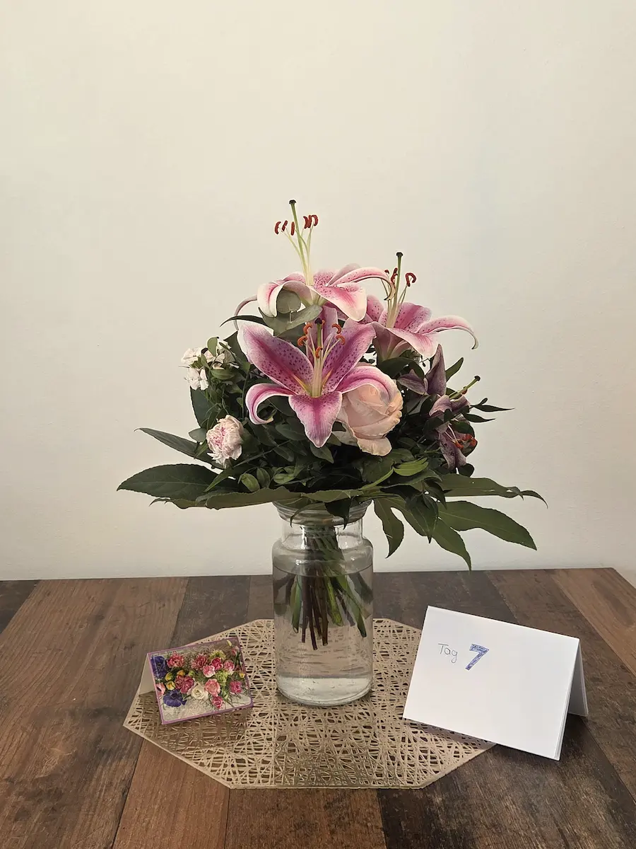 Euroflorist Strauß Tag 7, nach Entfernung der ältesten Lilien