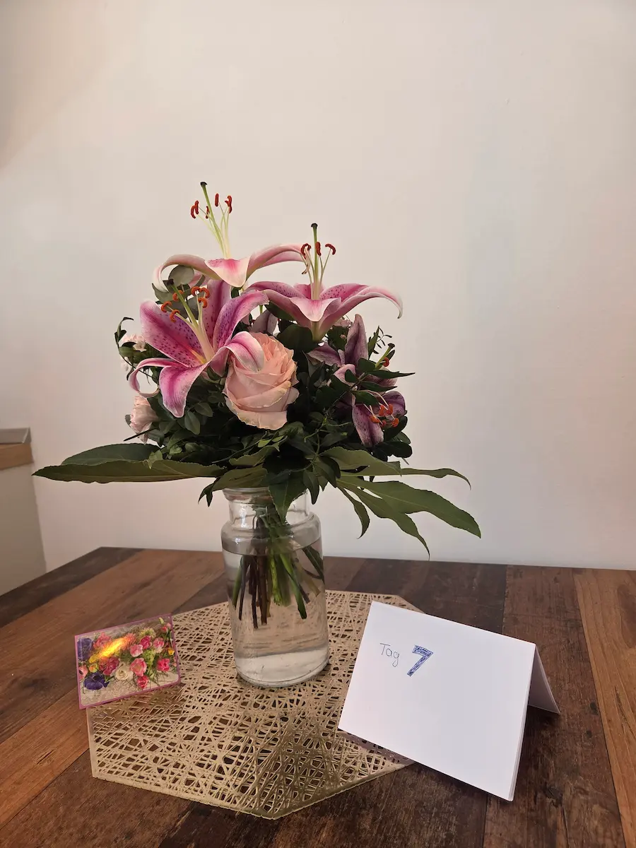 Euroflorist Strauß gegen Tag 7, älteste Tigerlilien mit zurückgerollten Blütenblättern am natürlichen Ende, Rose im Kern noch makellos