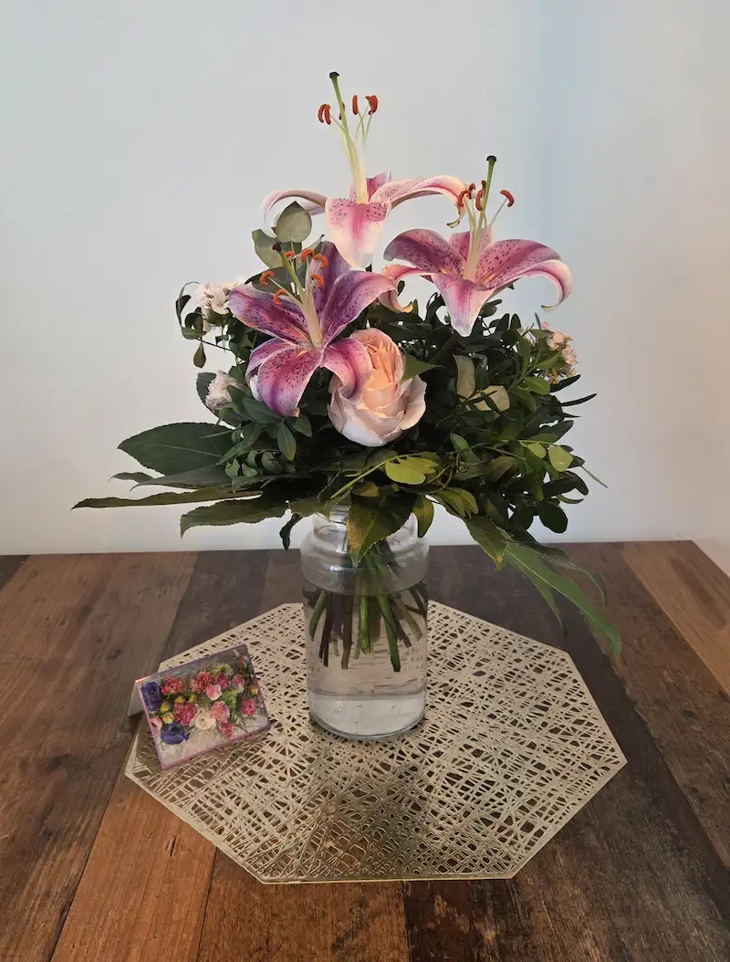 Euroflorist Strauß Tag 8 Lebensende, drei Tigerlilien dominieren