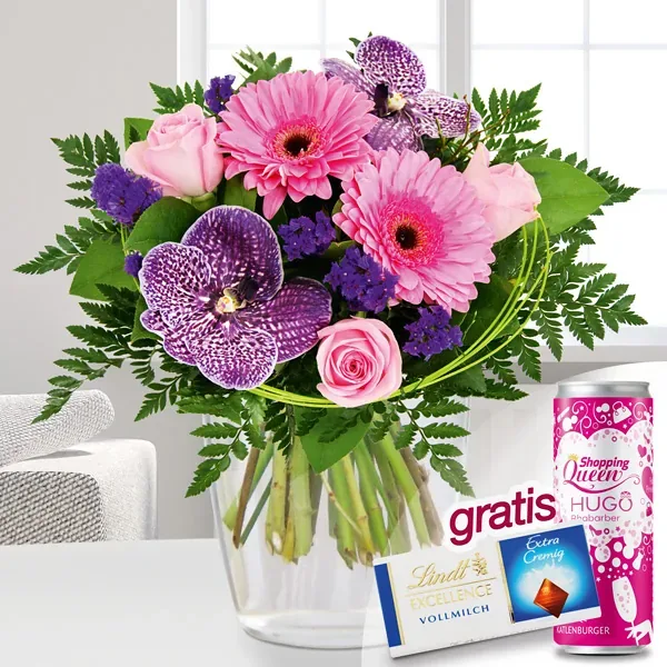 Bluvesa Blumenstrauß Orchideenromanze mit lila Vanda-Orchideen, rosa Gerbera und Rosen in der Glasvase, daneben die Gratisbeigaben Lindt-Schokolade und Hugo-Perlwein