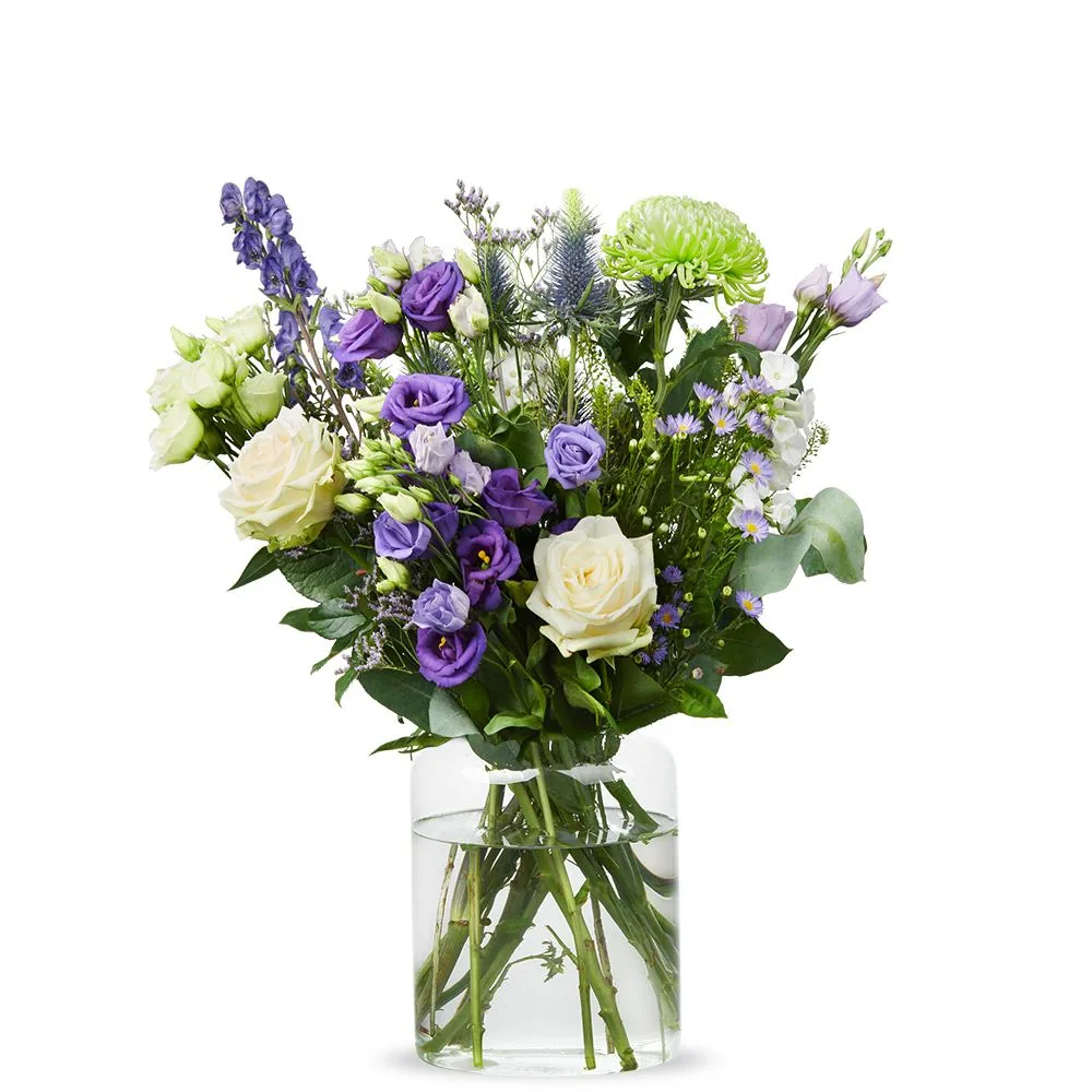 Blau-weißer Blumenstrauß mit Vase