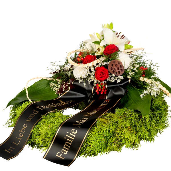 Trauerkranz mit roten Rosen und weißen Lilien