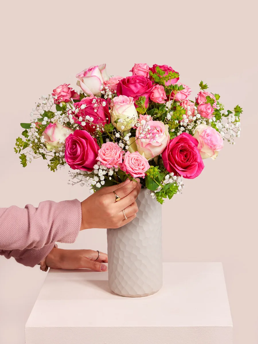 Rosenstrauß Rosenzauber von Bloomy Days mit pinken und rosa Rosen und Schleierkraut in einer weißen Vase