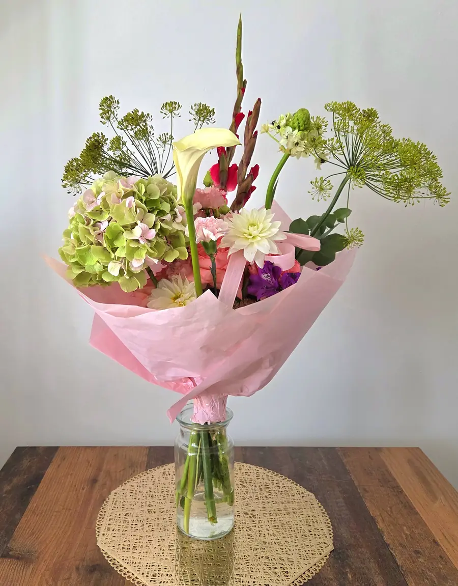 Premium-Blumenstrauß mit grüner Hortensie, weißer Calla, Gladiole und Dahlie, in rosa Seidenpapier gebunden